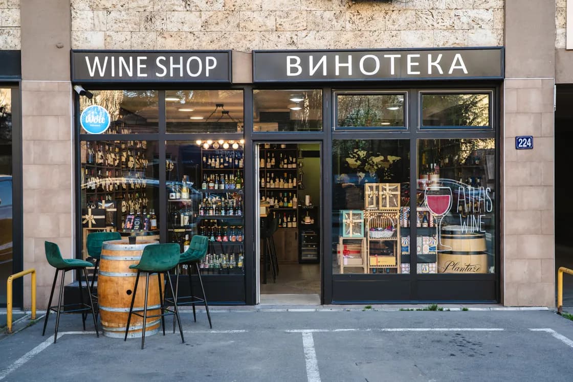 Izlog vinoteke Atlas Wine u ulici Vojvode Stepe 224